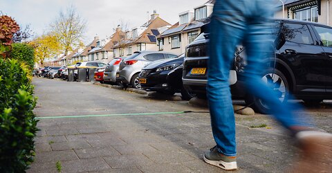 Ook Leeuwarden staat stoepladen met  ultra-platte kabel toe