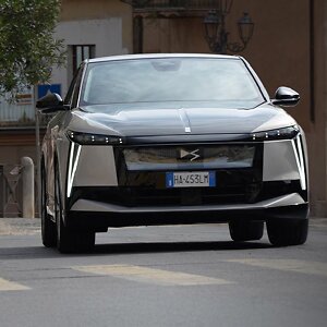 DS N°8: topmodel nu ook met Plug & Charge en 22kW driefase boordlader.