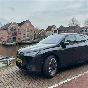 Op weg met de BMW iX xDrive45: koninklijk naar Dokkum