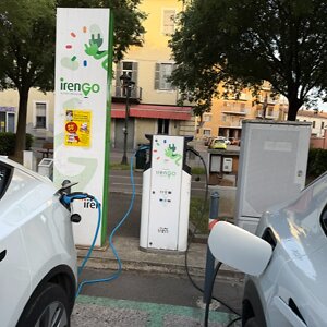 MultiTankcard: slechts 3% laadbeurten in buitenland; VER ziet dat automobilist met meerdere laadpassen grens oversteekt