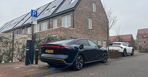 Energieleveranciers: vergoeding voor honderdduizenden huishoudens bij slim EV opladen