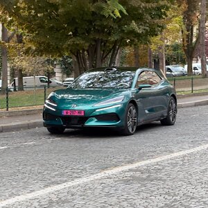Denza leert EV zelfstandig door Parijse verkeer te manoeuvreren