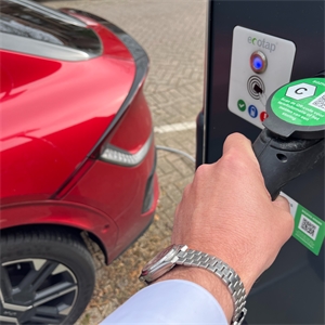 Jaarlijks EV-onderzoek: elektrisch rijden stevig verankerd, maar rijder kijkt kritisch naar beleid 