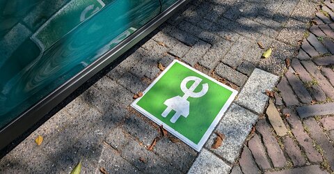 Onderzoek: benzine wordt duurder, elektrisch rijden aantrekkelijker
