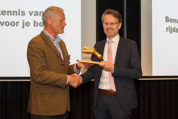 Gemeente Zoetermeer wint gouden stekker 2017 voor innovatief laadpalenbeleid