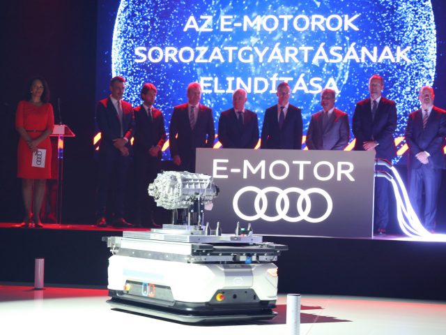 Series production of electric motors officially started in Gy?r. The electric motors are produced on floor space of 8,500 square meters with an innovative production concept: modular assembly. The guests of honor at the official start of production of electric motors at Audi Hungaria.
In the picture (from left to right): Mónika Czechmeister (Head of External Communications at Audi Hungaria), Jens Baumann (project management electric motors), Lóránt Székely (Head of production of electric motors), Achim Heinfling (Managing Director of Audi Hungaria), Peter Kössler (Board of Management Member for Production and Logistics at AUDI AG), Róbert Balázs Simon (Member of Parliament), Herbert Steiner (Member of the Board of Management for Engine Production at Audi Hungaria), Péter Szijjártó (Minister for Foreign Trade and Foreign Affairs) and Dr. Jari Hyvönen (Head of manufacturing planning of electric motors).