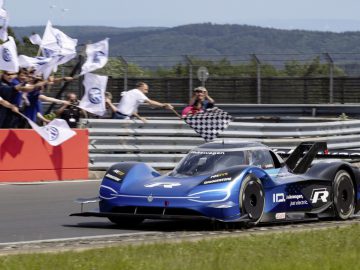 Volkswagen breaking the e-record at the Nürburgring-Nordschleife in 6:05.336 min