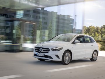 GLE 350 de 4MATIC, selenitgrau metallic, Ledernachbildung ARTICO/ Mikrofaser DINAMICA schwarz, Kraftstoffverbrauch gewichtet 1,1 l/100 km, CO2-Emissionen gewichtet 29 g/km, Stromverbrauch gewichtet 25,4 kWh/100 km//
GLE 350 de 4MATIC, selenite grey metallic, ARTICO man-made leather/DINAMICA microfiber black, Weighted fuel consumption 1.1 l/100 km, weighted CO2 emissions 29 g/km, weighted power consumption 25.4 kWh/100 km