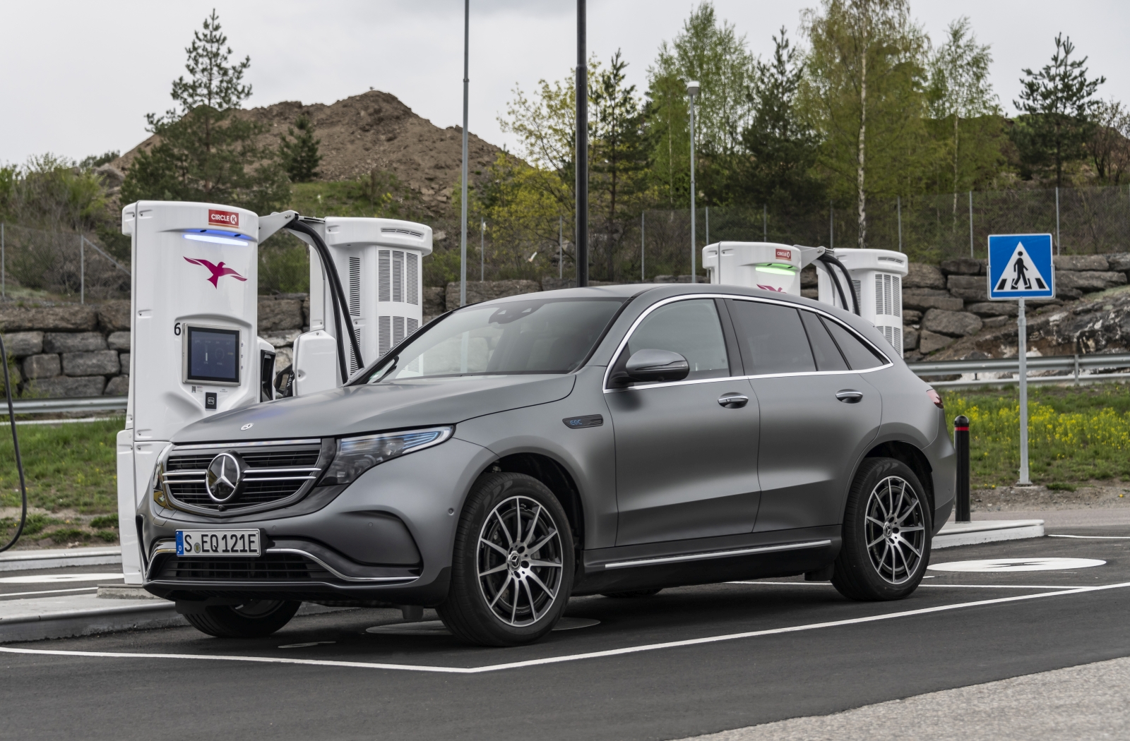 Mercedes-Benz EQC 400 4MATIC in d ekleur designo selenitgrau magno en AMG Line pakket