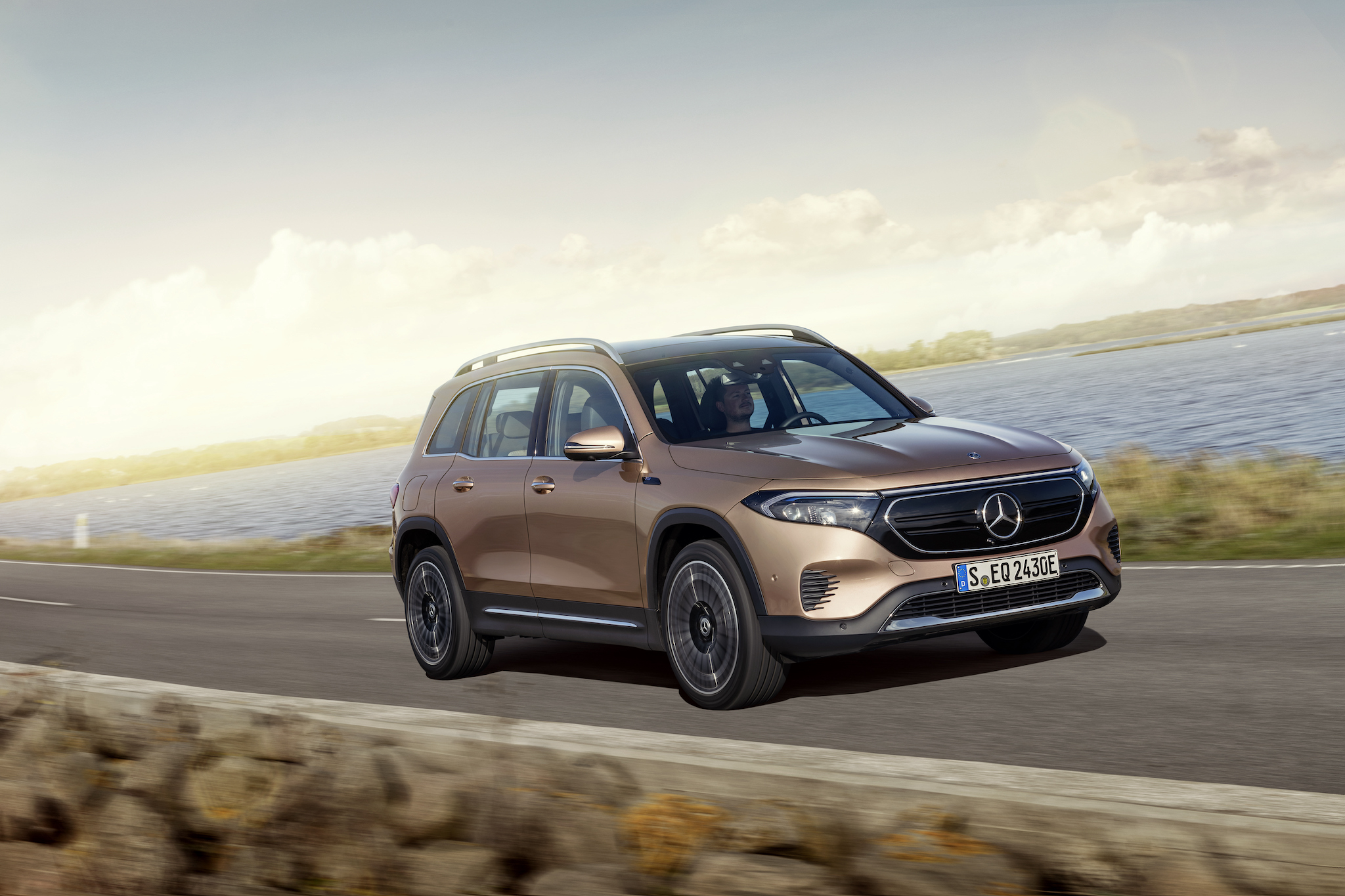 Mercedes-EQ, EQB, 2021; Edition 1, Farbe digitalweiß, Interieur: nevagrau; EQB 350 4MATIC (Stromverbrauch kombiniert: 16,2 kWh/100 km; CO2-Emissionen kombiniert: 0 g/km);Stromverbrauch kombiniert: 16,2 kWh/100 km; CO2-Emissionen kombiniert: 0 g/km* Mercedes-EQ, EQB, 2021; Edition 1, digital white, interior: neva grey; EQB 350 (combined power consumption: 16.2 kWh/100 km, combined CO2 emissions: 0 g/km);Combined power consumption: 16.2 kWh/100 km, combined CO2 emissions: 0 g/km*