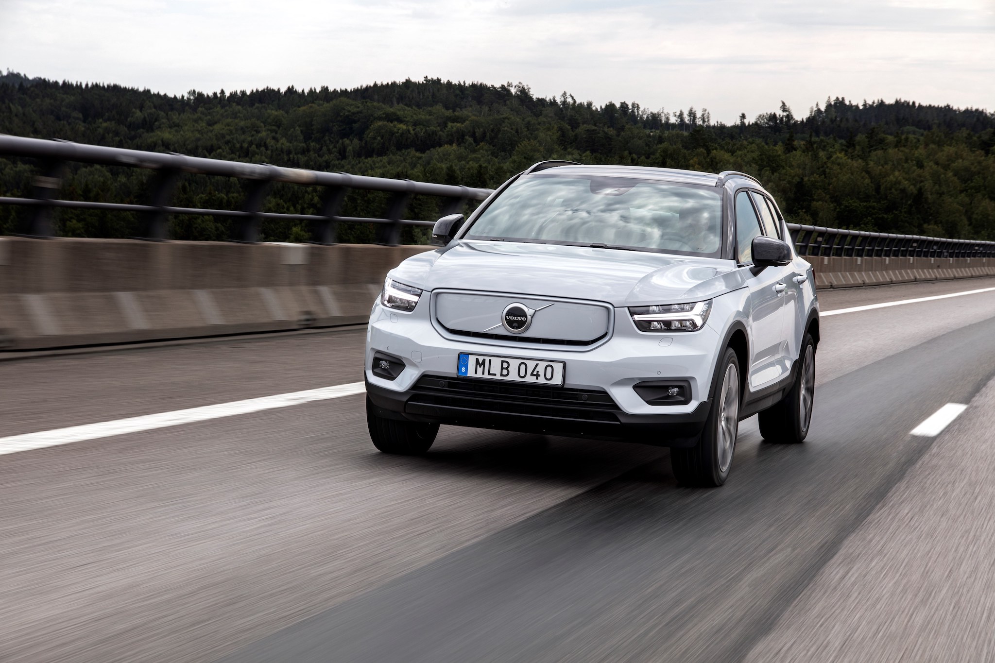 Volvo XC40 Recharge P8 AWD in Glacier Silver