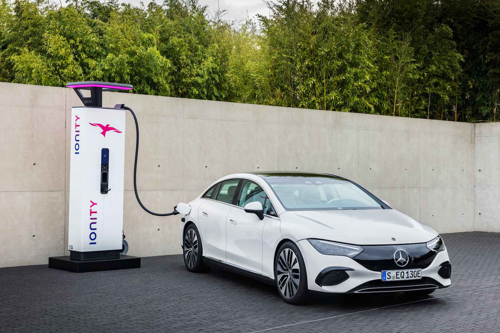 Mercedes-EQ. EQE 350, Electric Art Line, apalithweiß (Stromverbrauch nach WLTP: 19,3-15,7 kWh/100 km; CO2-Emissionen: 0 g/km) ;Stromverbrauch nach WLTP: 19,3-15,7 kWh/100 km; CO2-Emissionen: 0 g/km* Mercedes-EQ. EQE 350, Electric Art Line, apalithic white (electrical consumption WLTP: 19,3-15,7 kWh/100 km; CO2 emissions: 0 g/km);Electrical consumption WLTP: 19,3-15,7 kWh/100 km; CO2 emissions: 0 g/km*